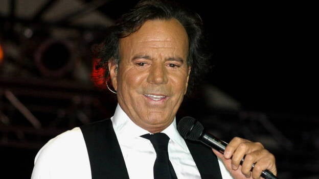 Julio Iglesias aplaza algunos conciertos por inflamación del nervio ciático