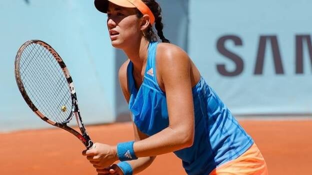 Muguruza frena a Schiavone y da a España el primer punto