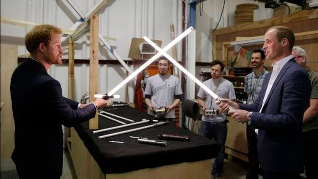 Los príncipes Guillermo y Enrique conocen a los personajes de Star Wars