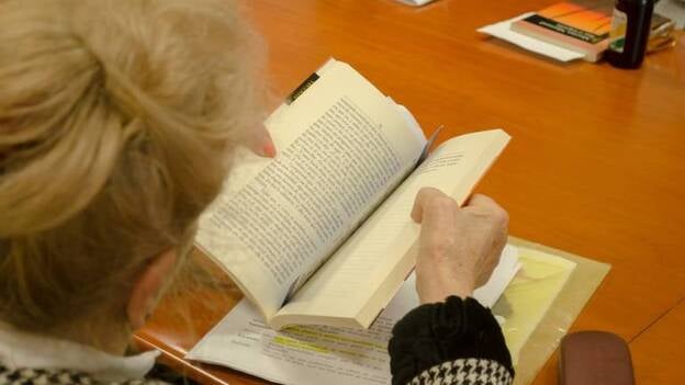 Siete de cada diez españoles leen novelas o prensa