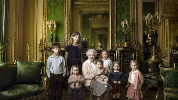 Isabel II se hace una foto rodeada de nietos y bisnietos por su 90 cumpleaños