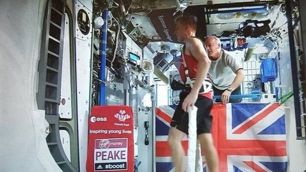 Tim Peake bate el récord de la maratón en el espacio