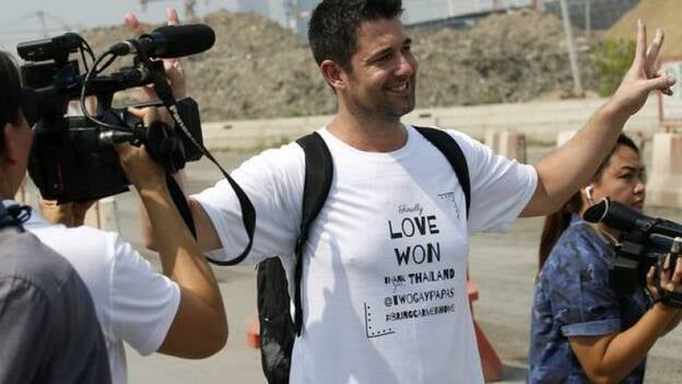 Custodia para pareja gay hispanoestadounidense de bebé subrogado en Tailandia