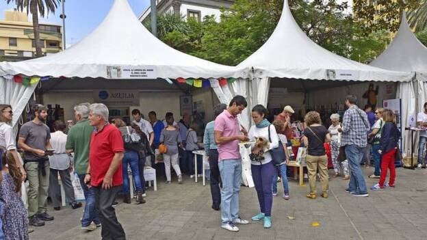 Compras y libros en un día festivo