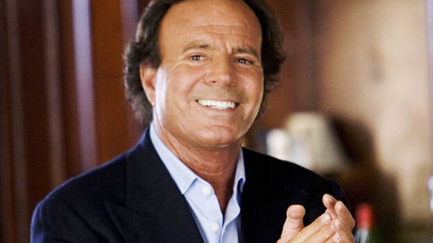 Julio Iglesias vuelve a actuar en Emiratos, tras cancelar varios conciertos