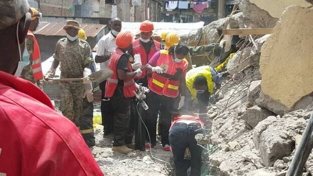 Rescatan con vida a una mujer entre los escombros del edificio derrumbado en Nairobi el viernes