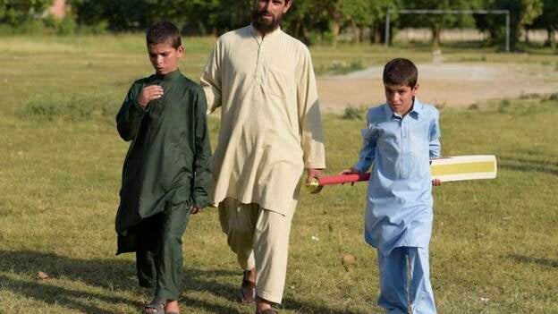 Los "niños solares" paquistaníes empiezan a moverse por la noche