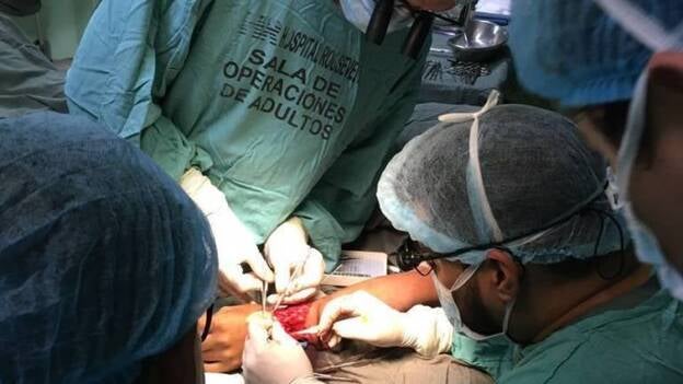 Un hospital de Guatemala realiza por primera vez un reimplante de manos