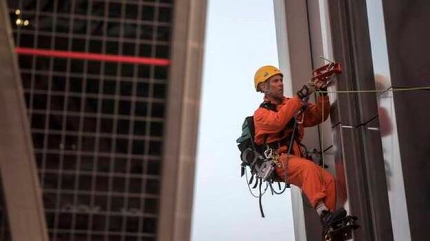 Greenpeace se encarama a una de las torres KIO en Madrid en contra del TTIP