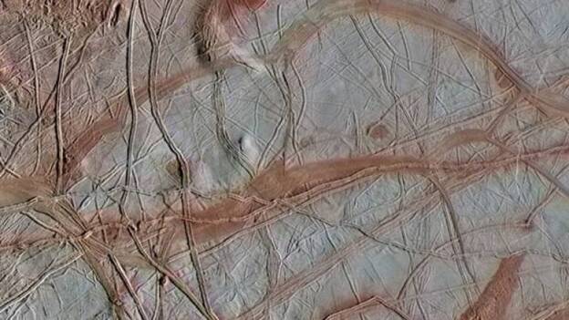 La química del océano bajo la luna Europa sería compatible con la vida