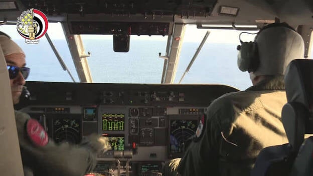 Egipto encuentra restos del avión de EgyptAir y pertenencias de los pasajeros
