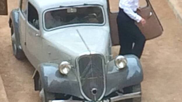 Brad Pitt, con pajarita y en un coche de época en pleno rodaje