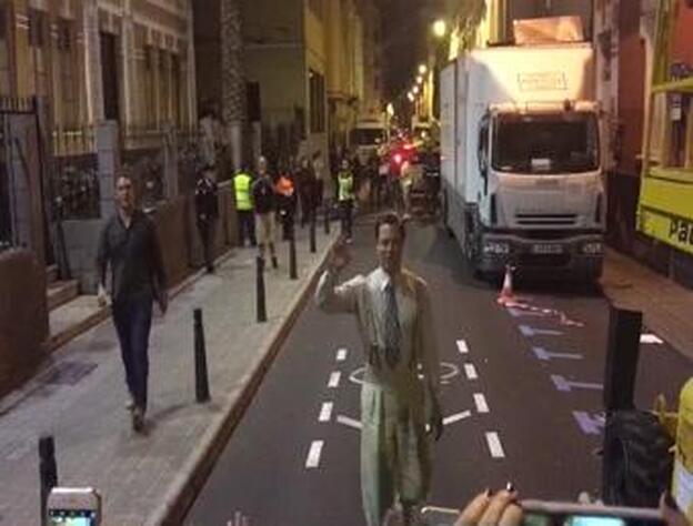 Brad Pitt saluda a sus seguidores tras una noche de rodaje