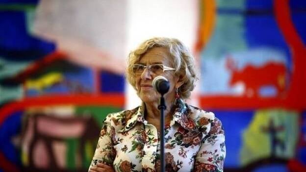 Carmena demuestra, chequera en la mano, cómo pagó su casa y advierte al PP que no quiere iniciar acciones legales