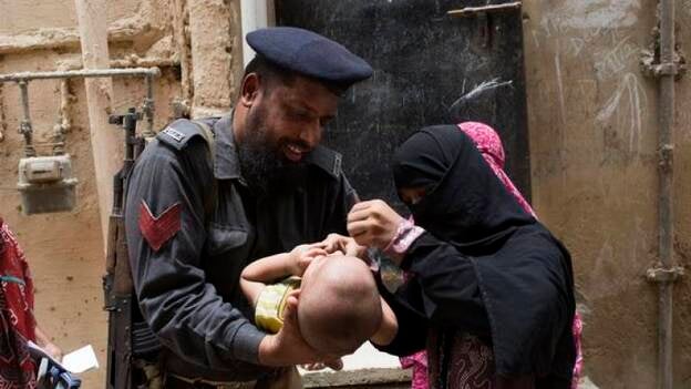 La guerra contra la polio se gana con vacunas y AK47 en Pakistán