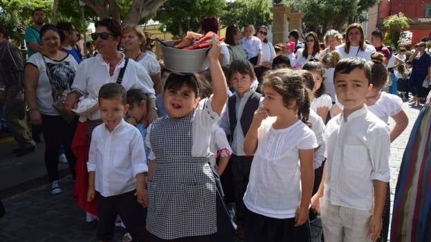La romería infantil anima las calles de Gáldar