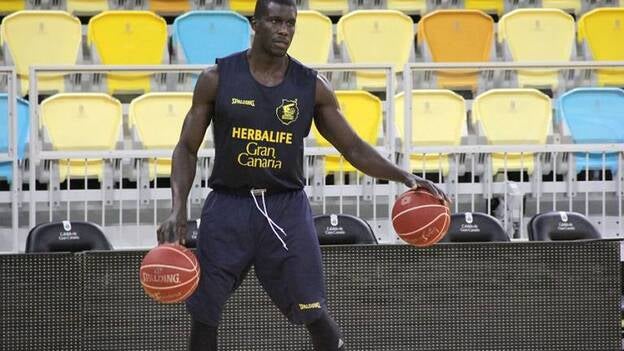 Una moneda al aire en el Buesa Arena