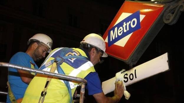 La estación de metro de Sol recupera su nombre tras retirar la marca Vodafone