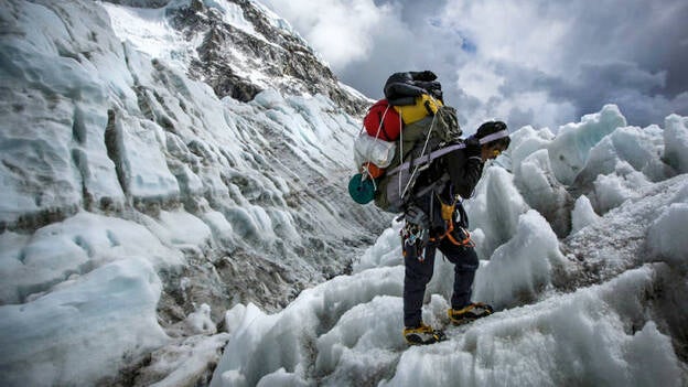 Sherpas, coronar el Everest para volver a tener trabajo