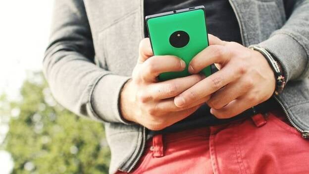 Más de un tercio de los jóvenes valora más su 'smartphone' que a sus amigos