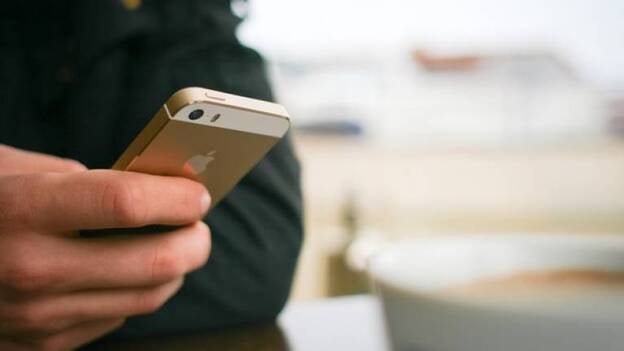 Un 83% de los españoles considera "imprescindible" el móvil en sus vacaciones de verano