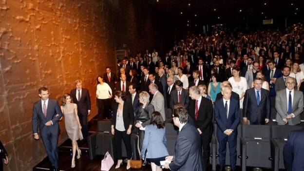 El Rey a los becarios: "España os necesita, nos infundís más esperanza"