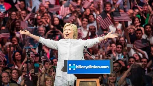 Clinton busca el voto joven y progresista de Sanders de cara a noviembre