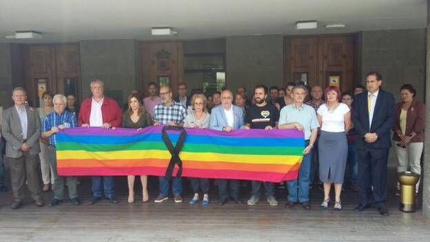 El Cabildo guarda un minuto de silencio por las víctimas del atentado de Orlando