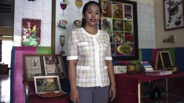 Una escuela prepara a las mujeres camboyanas para ser "la nuera perfecta"