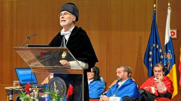 Regidor comunica a su equipo que adelanta su marcha como rector