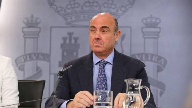De Guindos descarta revisar previsión de subida del PIB de 2,7 % por el "brexit"