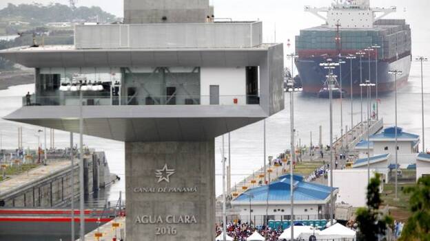 Un buque chino inicia el tránsito inaugural de ampliación del Canal de Panamá