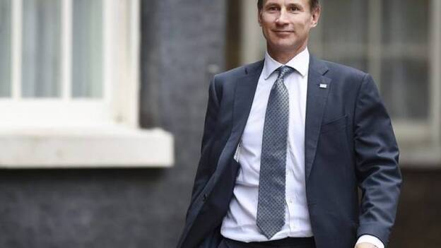 El ministro de Sanidad admite que estudia presentarse para suceder a Cameron