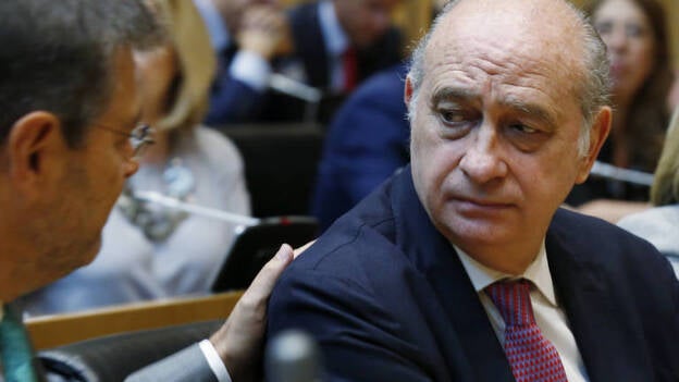 Fernández Díaz pide explicaciones a quienes difunden unas grabaciones "ilegales" para hablar de las cloacas y no del 9N