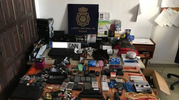 Detenido por robar coches decodificando la combinación de sus cerraduras y extorsionar a sus dueños