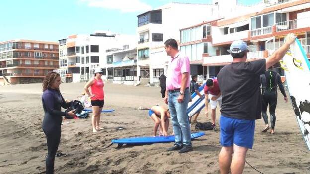 Salinetas protagoniza el arranque de los cursos de surf 2016