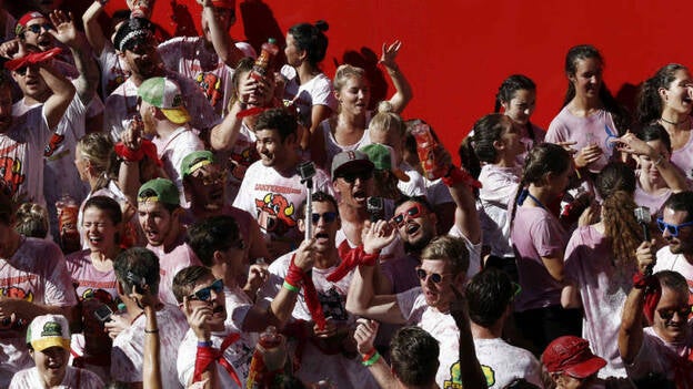 El chupinazo abre 204 horas de fiesta ininterrumpida en Pamplona