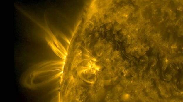 Observan brillantes arcos de plasma que emergen de la corona solar