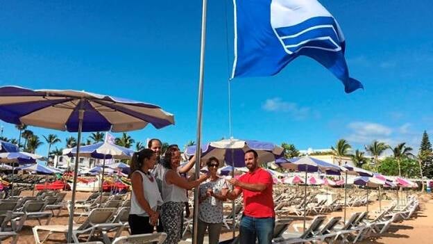 Mogán iza dos banderas azules y apuesta por las bodas en la playa