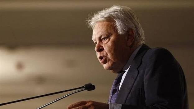 Felipe González sugiere al PSOE que se abstenga y facilite la investidura de Rajoy