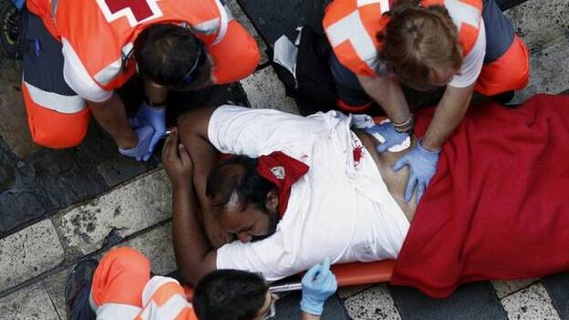 Un total de 16 corredores son atendidos en el hospital tras el segundo encierro, siete por cornadas