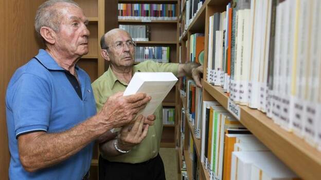 Los dos licenciados de más edad de la UNED van de la mano en vida y estudios