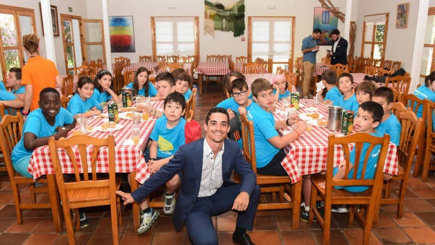El bipcampeón del mundo de patinaje, Javier Fernández, apadrina el campamento de SER para niños con enfermedad reumática