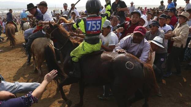 Jinetes de 7 años y violencia en la meta las peligrosas carreras de Mongolia
