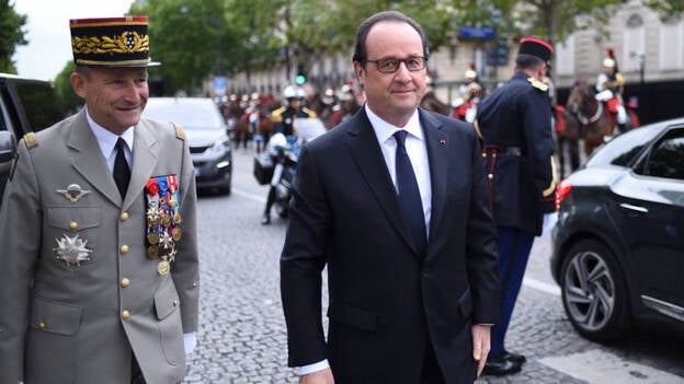 Hollande preside por última vez como jefe de Estado desfile del 14 de julio