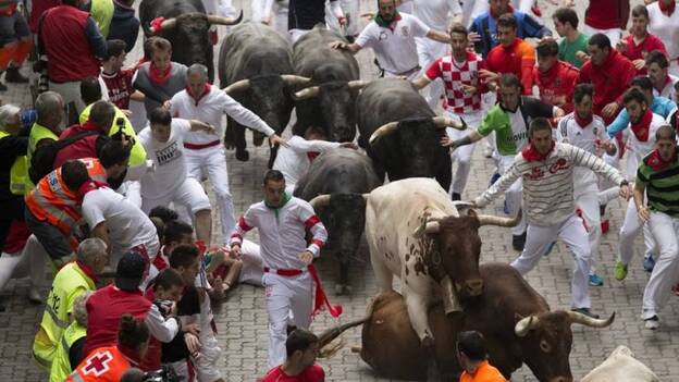 Último encierro rápido y peligroso en la plaza
