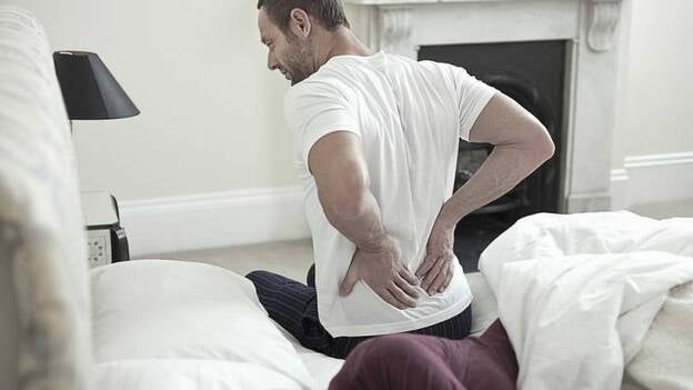 Hacer estiramientos por la mañana y no portar mochilas de más de 4 o 5 kilos, consejos para cuidar la espalda en verano