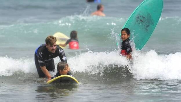Amigos sobre las olas de La Cícer