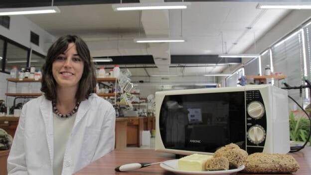 Alumna de la Universidad de Granada patenta un cuchillo para cortar mantequilla que puede calentarse en el microondas