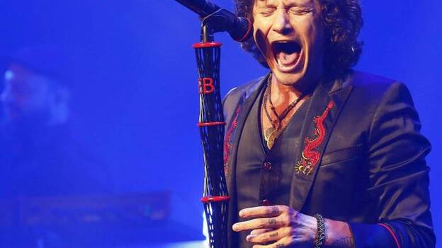 Bunbury desata el fervor en el Teatro Real